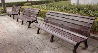 There are few benches in Japan.